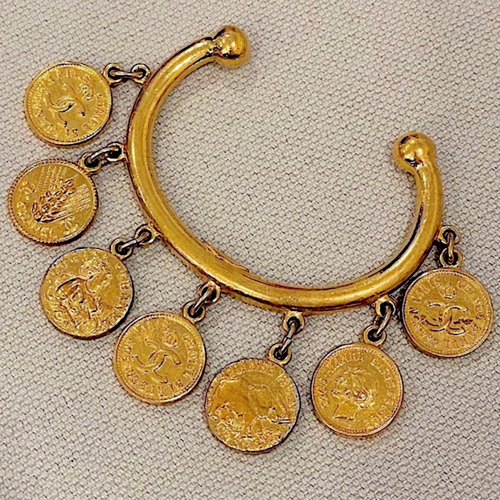 ❤️CHANEL❤️Vintage Medallion Cuff